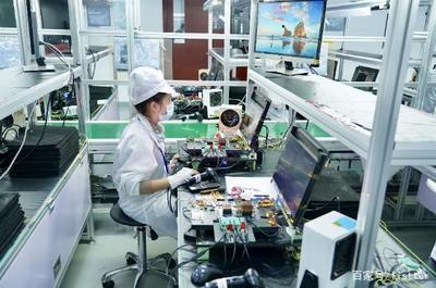 從硅砂到智慧 探秘機械革命工廠，揭秘筆記本電腦的誕生之旅